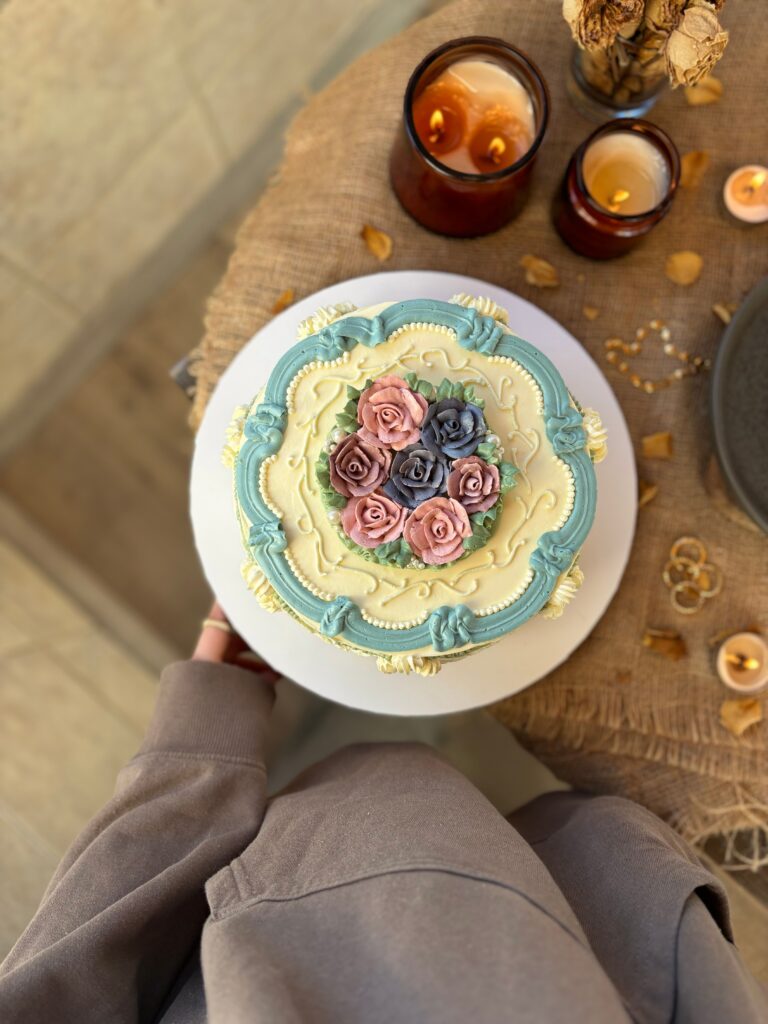 15 Real Vintage Lambeth Piping Birthday Cake Ideas